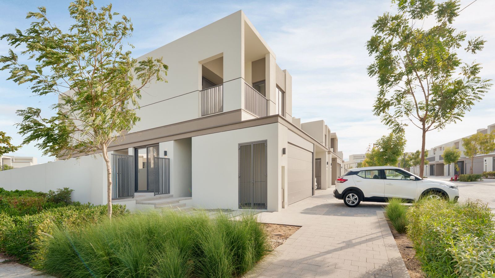 Contemporary Dubai villa with landscaped garden